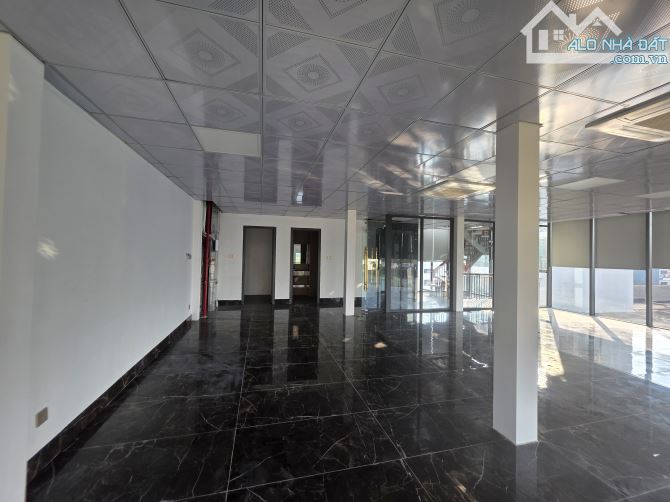 Biệt thự lô góc đẹp. Diện tích 330m2, mặt tiền 20m, 05 tầng, hệ thống điều hoà, thang m - 1