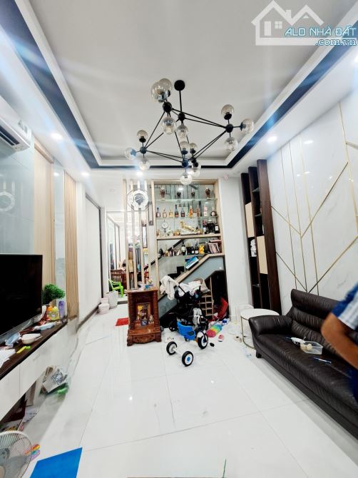 1/ XE HƠI NGŨ TRONG NHÀ - THOẠI NGỌC HẦU - QUẬN TÂN PHÚ - 4,1M X 18M - 4 TẦNG - 1