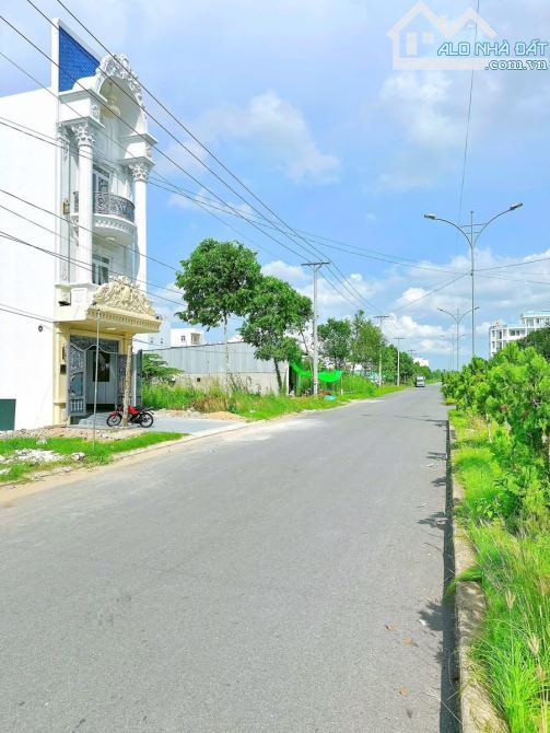 NHÀ PHỐ 1 TRỆT 2 LẦU - TRỤC CHÍNH ĐƯỜNG D1 KDC HỒNG LOAN -  ĐẬU ĐƯỢC Ô TÔ TRONG NHÀ - THÀN - 13
