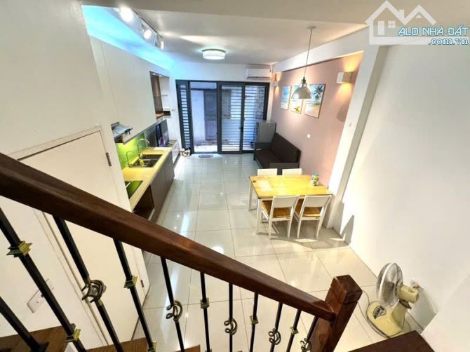 Bán gấp nhà 5 tầng Bồ Đề, 35m, chỉ với hơn 7 tỷ, full nội thất, còn mới nguyên. - 2