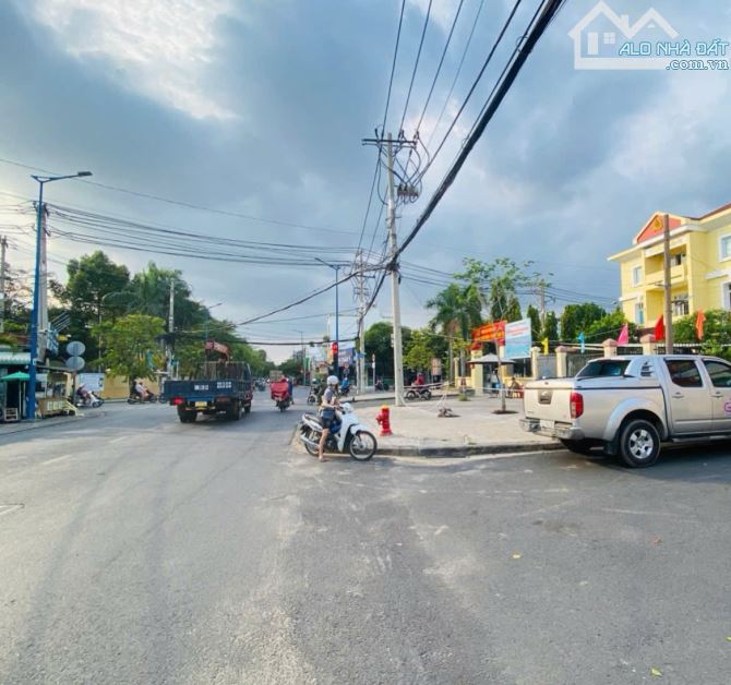 BÁN NHÀ TRƯƠNG THỊ HOA QUẬN 12 - NHÀ C4 CŨ 100m2 - 5 Tỉ - HẺM XE HƠI - Gần DƯƠNG THỊ MƯỜI - 2