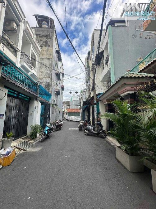 CẦN BÁN GẤP NHÀ CHÍNH CHỦ - 54m2 HẺM Ô TÔ NGỦ TRONG NHÀ -  PHAN HUY ÍCH GIÁP VỚI TRƯỜNG - 2