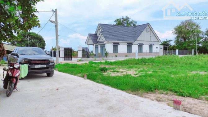 Lô góc 2 mặt tiền: - Diện tích:207m2- Ngang 5,9m, nở hậu 9,4m -60 thổ cư-sổ sẵn-giá 9xx - 2