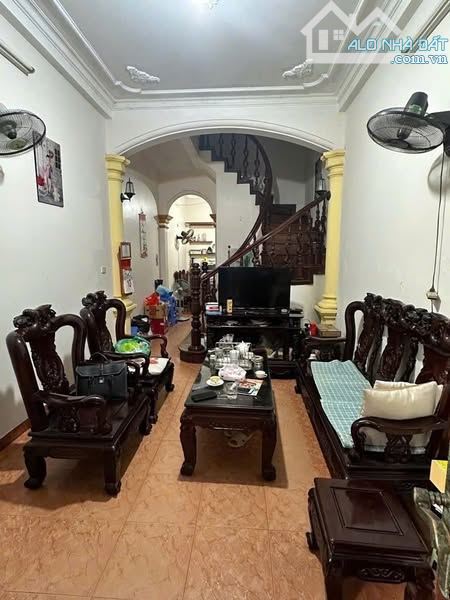 Nguyễn Văn Huyên - gần Công viên Nghĩa đô - ÔTÔ ĐỖ CỬA - 3 THOÁNG - 41m2 x 4 Ngủ - 2