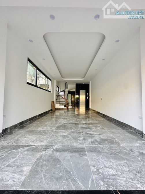 Ngọc Hồi: 55m² x 7 tầng,thang máy Vỉa hè rộng, ô tô tải tránh nhau, BX Nước Ngầm 1km, Giá - 2