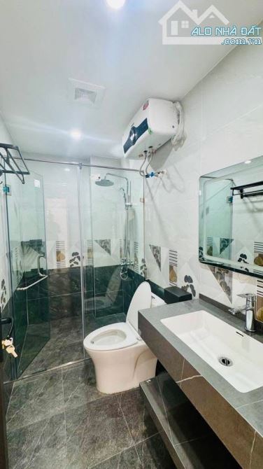 Ô tô tránh nhau cách 10 m- nhà đẹp - mới - nội thất xịn- ô tô vf3 đổ cửa nhà - 2