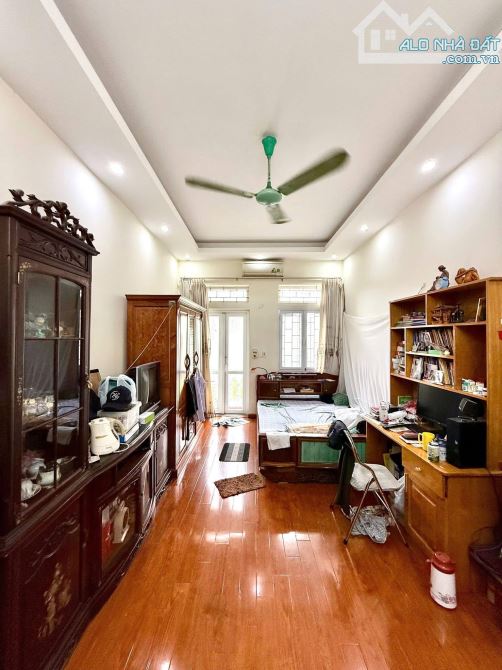 Đường Láng, 42m, 3ngủ, Ngõ ba gác, 25m ra phố, Nhà dân xây đẹp, Sổ vuông nở hậu, Giá rẻ - 2