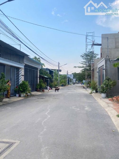 Cần bán lô đất đối diện chợ trảng bom. Diện tích: ngang 5m , dài 20m  Giá bán: 1.5tỷ - 2