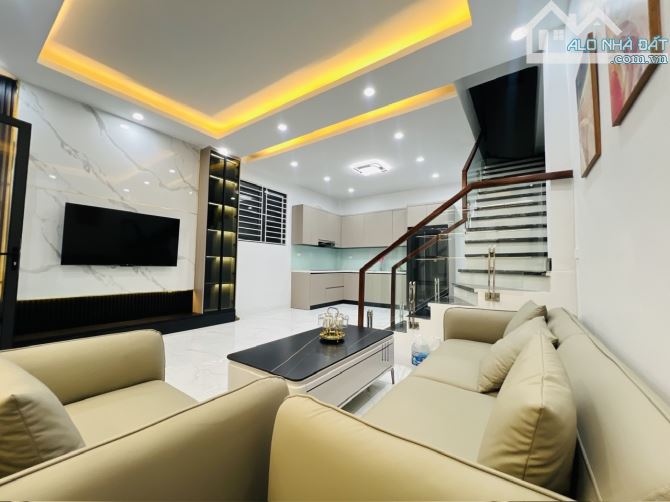 - Bán nhà Trần Cung, 10m ô tô, sát phố, nội thất xịn sò, 42m2, 9.3 tỷ. - 2