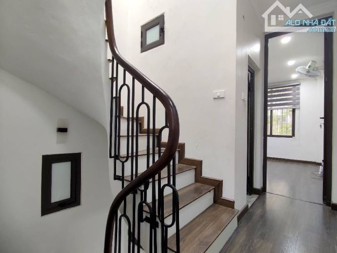 - Bán nhà Trần Cung, 10m ô tô, sát phố, nội thất xịn sò, 43m2, 9.5 tỷ. - 2