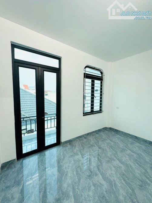 Nhà Hoàng Quốc Việt mặt ngõ ô tô thông - mặt tiền 8m - 2