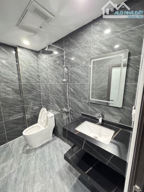 - Bán nhà Trần Cung, 10m ô tô, sát phố, nội thất xịn sò, 44m2, 9.7 tỷ. - 2
