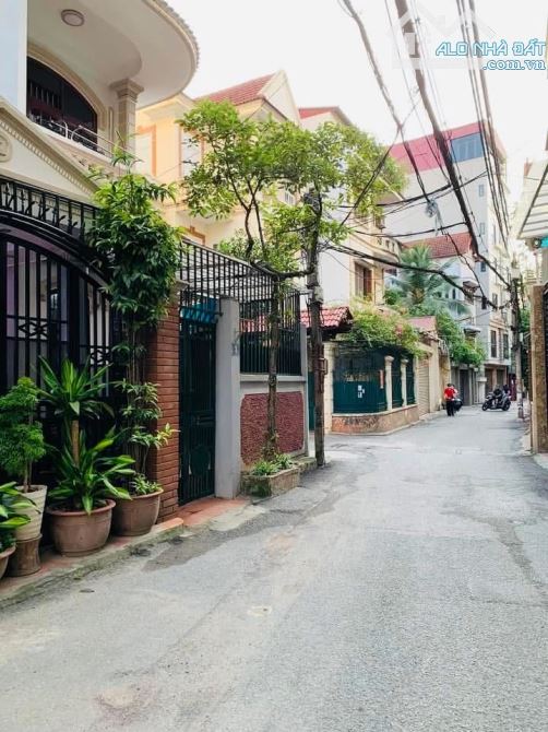 BẮN NHÀ- LẠC LONG QUÂN - LÔ GÓC - DÂN XÂY - GẦN Ô TÔ- 35m - 4TẦNG -6,2 tỉ - KINH DOANH - 2