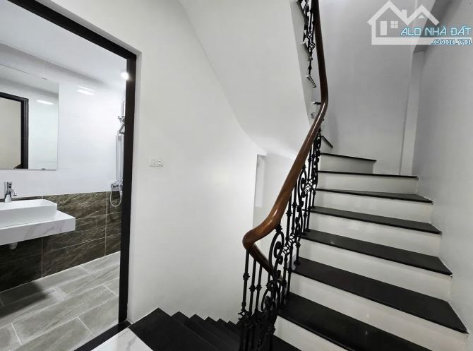 Bán nhà Nguyên Xá xây mới đẹp, 5 tầng chắc chắn đủ công năng - 2