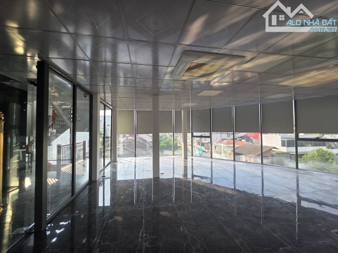 Biệt thự lô góc đẹp. Diện tích 330m2, mặt tiền 20m, 05 tầng, hệ thống điều hoà, thang m - 2