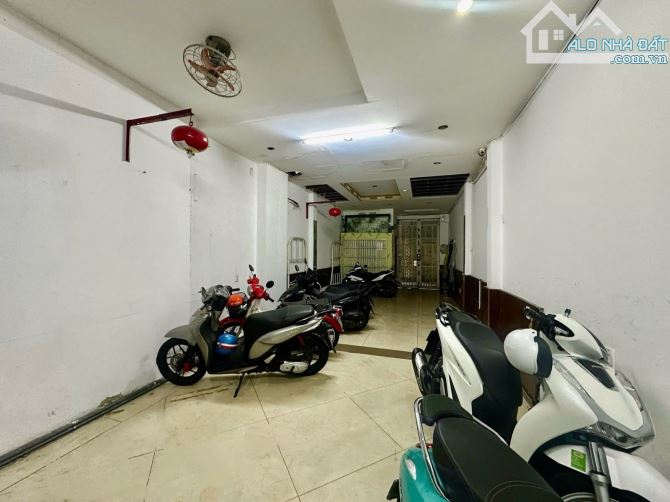 Bán nhà Phú Nhuận - Khu Phan Xích Long - 96m2 mặt tiền - 4 tầng - thu nhập 900tr/năm - 2