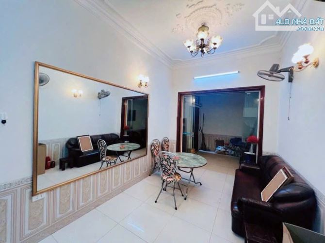 Cho thuê nhà ngõ 1194 Đường Láng, Láng Thượng , Đống Đa, Hà Nội. DT 40m2 x 3 tầng, giá - 2