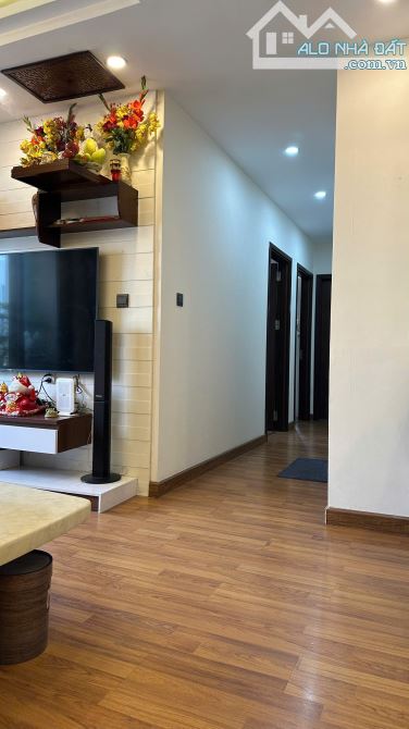 Cho thuê căn hộ  Home city 177 trung kính 3 phòng ngủ full  giá 18 tr có slot ô tô - 23