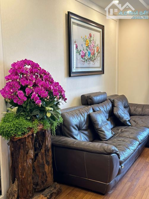 Cho thuê căn hộ  Home city 177 trung kính 3 phòng ngủ full  giá 18 tr có slot ô tô - 24
