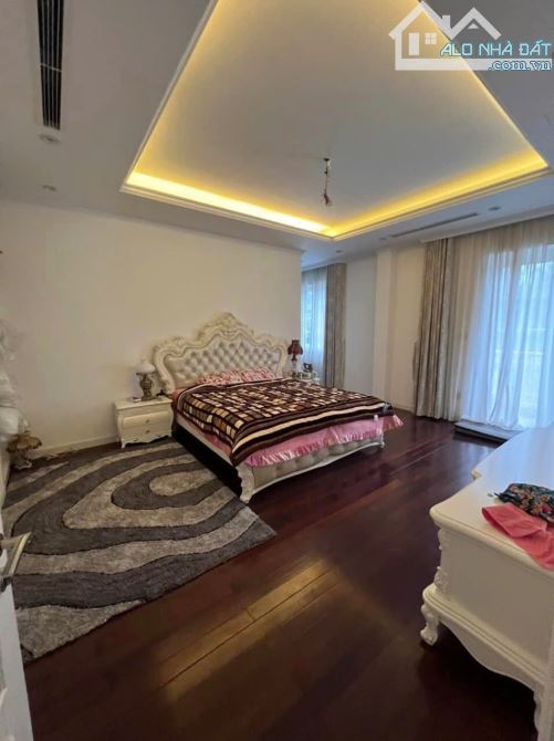 Bán biệt thự Trần Thái Tông, 250m2 x 5 tầng, lô góc - 3