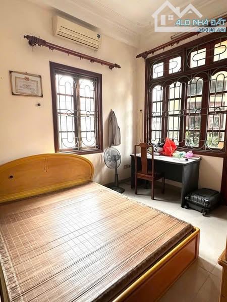 Nguyễn Văn Huyên - gần Công viên Nghĩa đô - ÔTÔ ĐỖ CỬA - 3 THOÁNG - 41m2 x 4 Ngủ - 3