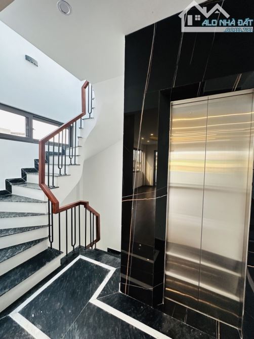 Ngọc Hồi: 55m² x 7 tầng,thang máy Vỉa hè rộng, ô tô tải tránh nhau, BX Nước Ngầm 1km, Giá - 3