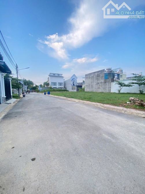 Cần bán lô đất đối diện chợ trảng bom. Diện tích: ngang 5m , dài 20m  Giá bán: 1.5tỷ - 3