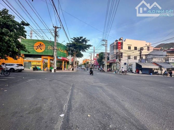 Bán đất tặng nhà 2 tầng 3 mặt tiền Điện Biên Phut cách biển vài bước chân. Ngang 10,5m - 3