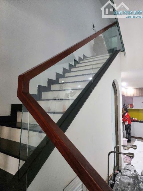 🎉🎉🔸 Nhà 3 tầng, xây chắc chắn, đẹp long lanh: có 4 phòng ngủ, 4WC, Bếp, phòng Khách - 3