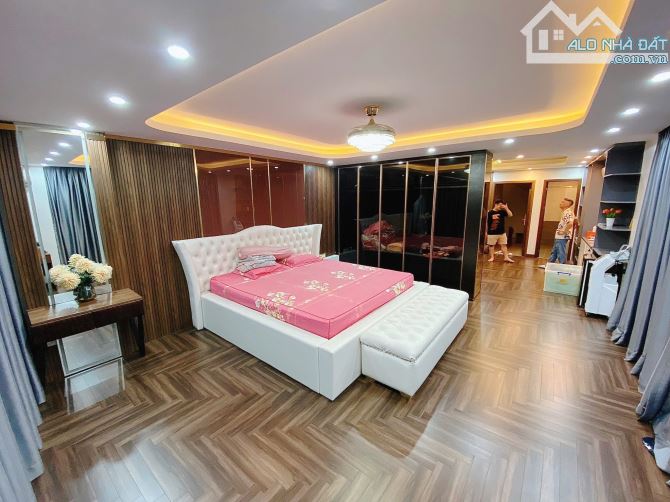 Toà VP 9T (có hầm) Tôn Đức Thắng, DT 1,5 tỷ/năm, 2 ô tô tránh, thang máy DT 80m2 chỉ 25 tỷ - 3