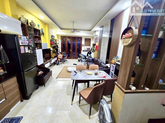 NHÀ ĐẸP Ở NGAY CẦU GIẤY 48 M 5 TẦNG MT 4,5 M GIÁ 13,x TỶ- NGÕ THÔNG - VÀI BƯỚC RA MẶT PHỐ - 3