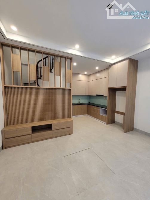 B.Á.N NHÀ ĐẸP CỰ KHỐI-ĐỘC LẬP -LONG BIÊN -OTO ĐỖ CỔNG -NGÕ NÔNG - 2 MẶT THOÁNG SÁNG    -DT - 3