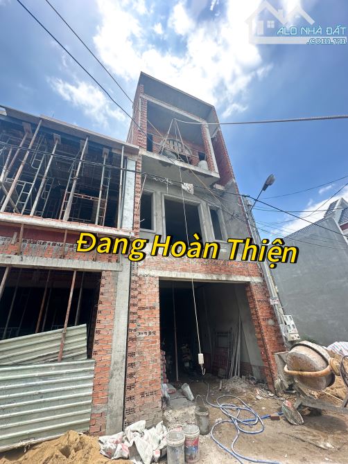 CHỦ GỞI BÁN NHÀ 1 TRỆT 2 LẦU 3 TẤM ĐÚC THUỘC KDC HOÀNG MINH CHÁNH P. HOÁ AN. GIÁ 4,7 TỶ - 3