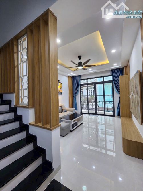 SIÊU PHẨM NHÀ 1 TRỆT 3 LẦU – HẺM 496 LÃ XUÂN OAI, P. LONG TRƯỜNG – GIÁ CHỈ 6,2 TỶ - 4