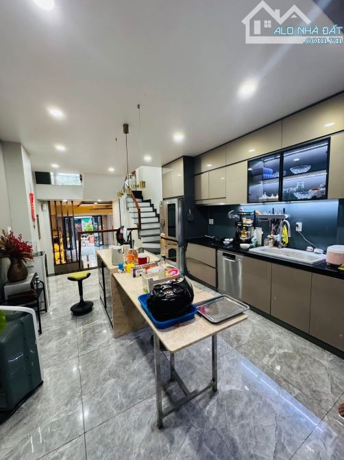BÁN NHÀ LÊ CƠ - GẦN AEON - ĐƯỜNG 8M - 4x19m - 5PN - NT CAO CẤP - 7,x TỶ. - 4