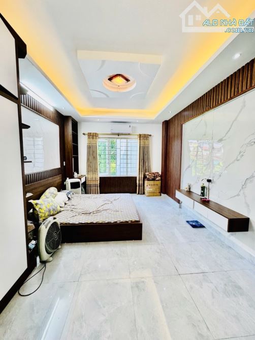 Ngũ Nhạc – Nhà 5 tầng đẹp, ngõ nông rộng, tặng full nội thất, sổ đỏ vuông vắn - 4