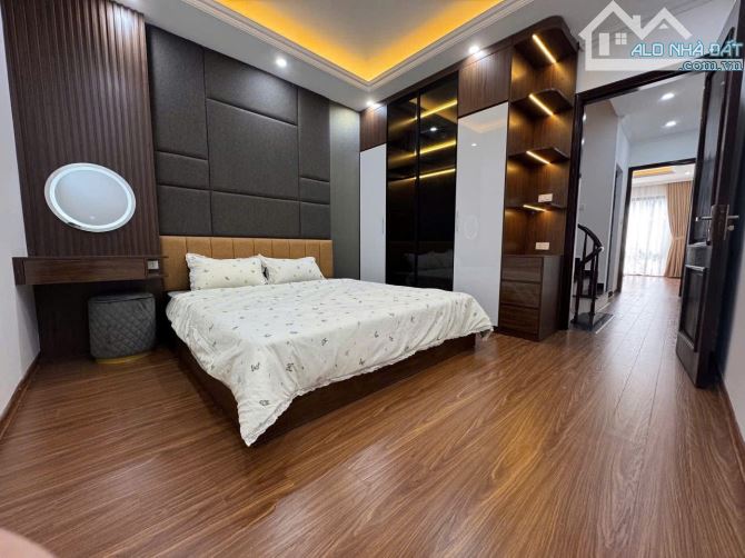 BÁN NHÀ XUÂN LA 51/55M2 x 5,5 TẦNG - MẶT TIỀN GẦN 4M - 6 PHÒNG NGỦ RỘNG FULL NỘI THẤT - 4
