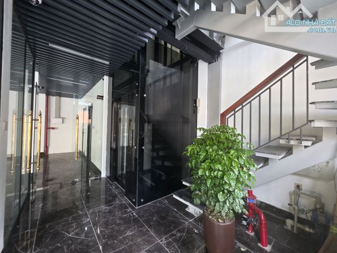 Biệt thự lô góc đẹp. Diện tích 330m2, mặt tiền 20m, 05 tầng, hệ thống điều hoà, thang m - 4