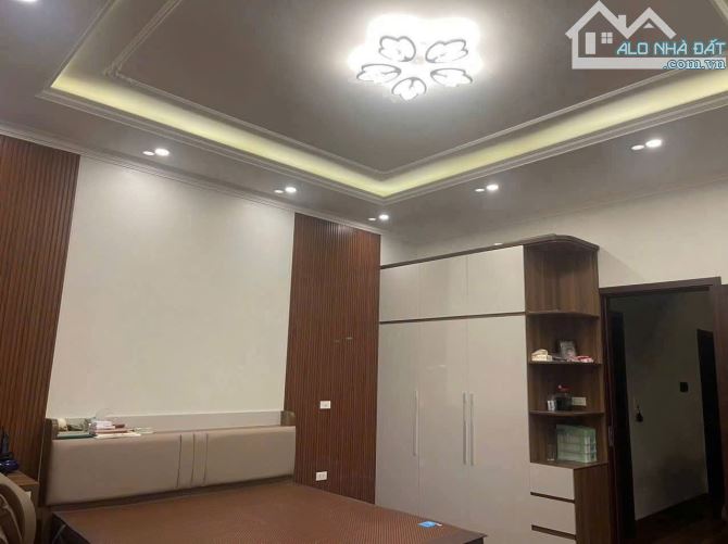Bán nhà phân lô, vỉa hè Văn Quán 50m2 5 tầng, gần hồ Văn quán. Giá 13,7 tỷ - 4