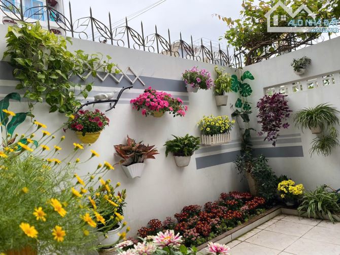 BÁN NHÀ 3 TẦNG MỚI – KHUÊ MỸ ĐÔNG 9 – VIEW CÔNG VIÊN, SÁT LÔ GÓC 	•	Diện tích: 102m² (ngan - 4