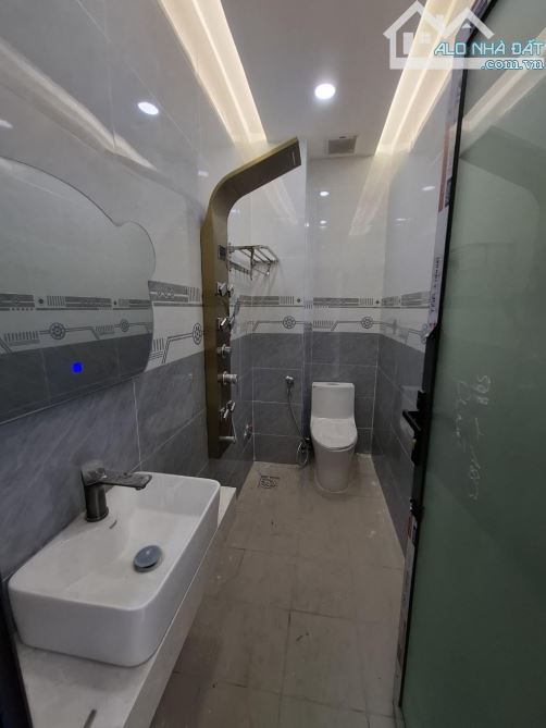 NHÀ MỚI XÂY THIẾT KẾ HIỆN ĐẠI 5 TẦNG ĐẸP MÊ CHỈ DỌN VÀO LÀ Ở - 4