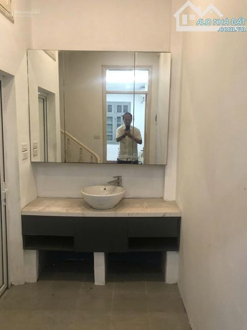 Cho thuê nguyên căn Ngõ 124 Nguyễn Xiển,  Quận Thanh Xuân
- diện tích: 32 m² x 5 tầng, - 4