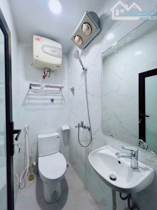 Cho thuê nhà ngõ 1194 Đường Láng, Láng Thượng , Đống Đa, Hà Nội. DT 40m2 x 3 tầng, giá - 4