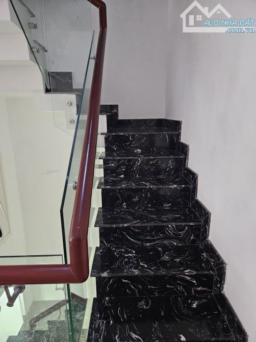 Bán nhà Q5 - khu dân trí - 68m2 - 5 tầng - ở liền - 5