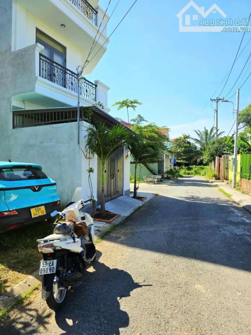 BÁN NHÀ PHỐ 3 TẦNG, ĐƯỜNG Ô TÔ,GẦN CHỢ LONG TRƯỜNG,DÒNG TIỀN 20TR/TH ,GIÁ CHỈ 5.8 TỶ - 5
