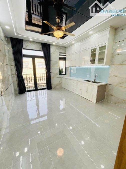 Gần mặt tiền Mã Lò - cáchTên Lửa 5