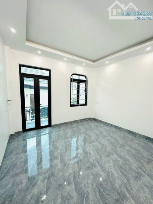 Nhà Hoàng Quốc Việt mặt ngõ ô tô thông - mặt tiền 8m - 5
