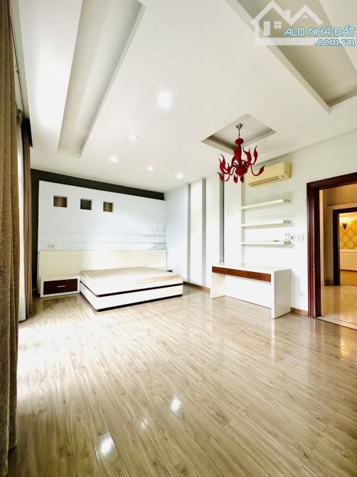 Bán biệt thự mặt tiền Bình Thạnh - 163m2 - 5 tầng - mới tinh - 2 mặt ô tô trước sau - 5