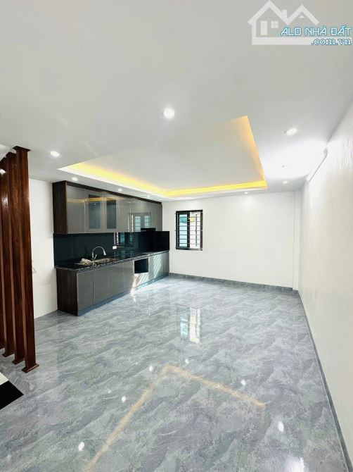 Nhà Hoàng Quốc Việt mặt ngõ ô tô thông - mặt tiền 8m - 6