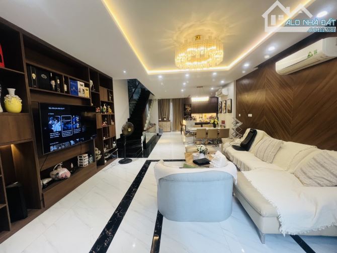 Bán nhà Phú Nhuận - nội thất Châu Âu - 77m2 - xe hơi - ngang 6.2 - 6
